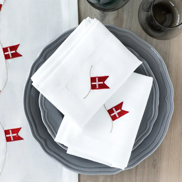 Langkilde & Søn Fødselsdagsserviet i stof med dannebrog Langkilde & Søn Fødselsdagsserviet i stof med dannebrog