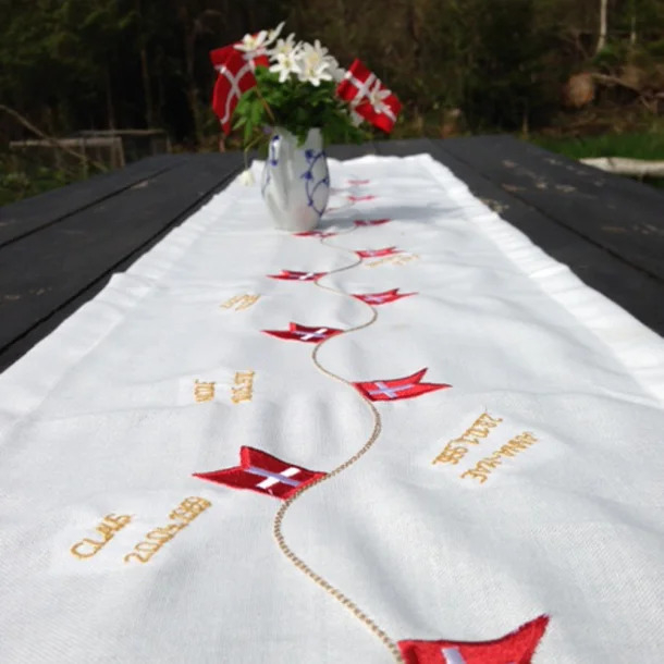 Langkilde & Søn Bordløber med dannebrog, 30 x 175cm Langkilde & Søn Bordløber med dannebrog, 30 x 175cm