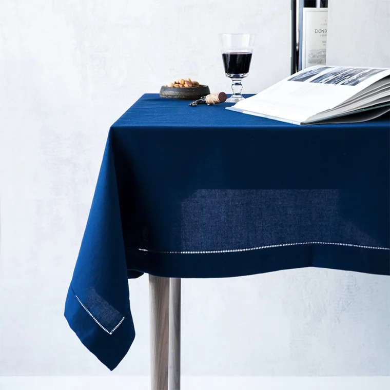 Langkilde & Søn Blå stofdug med hulsøm, 140 x 240cm Langkilde & Søn Blå stofdug med hulsøm, 140 x 240cm