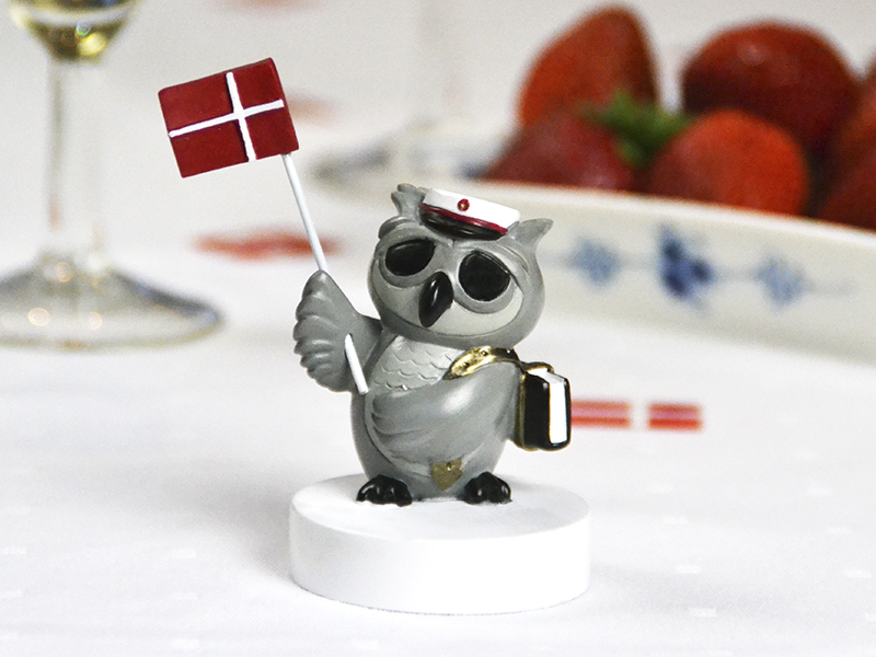 Ugle med bog og flag, rød Ugle med bog og flag, rød