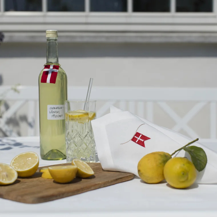 Langkilde & Søn Fødselsdagsserviet i stof med dannebrog Langkilde & Søn Fødselsdagsserviet i stof med dannebrog