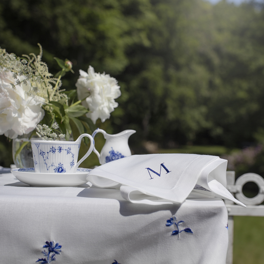 Langkilde & Søn Rund dug med Blå Blomst Ø120cm Langkilde & Søn Rund dug med Blå Blomst Ø120cm