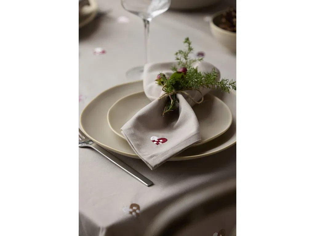 Södahl Stofservietter Christmas Hearts Embroidery 4 stk. Mørk rød Södahl Stofservietter Christmas Hearts Embroidery 4 stk. Mørk rød