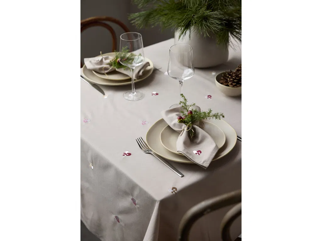 Södahl Christmas Hearts Embroidery Juledug 140 x 270 cm Rose Södahl Christmas Hearts Embroidery Juledug 140 x 270 cm Rose