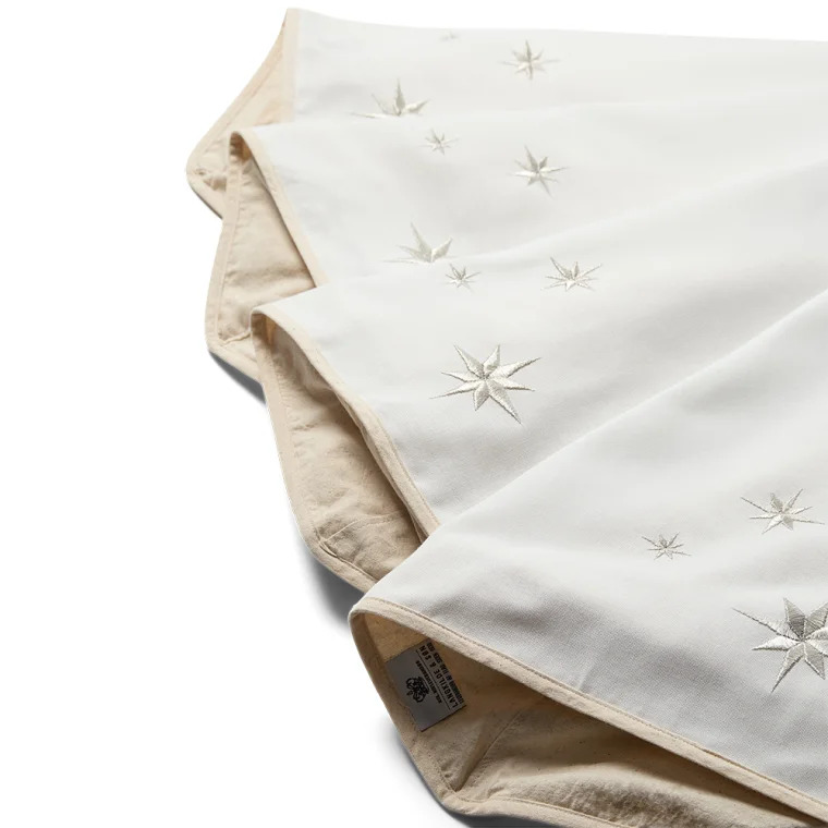 Langkilde & Søn Juletræstæppe med broderede sølvstjerner Ø170 cm Langkilde & Søn Juletræstæppe med broderede sølvstjerner Ø170 cm