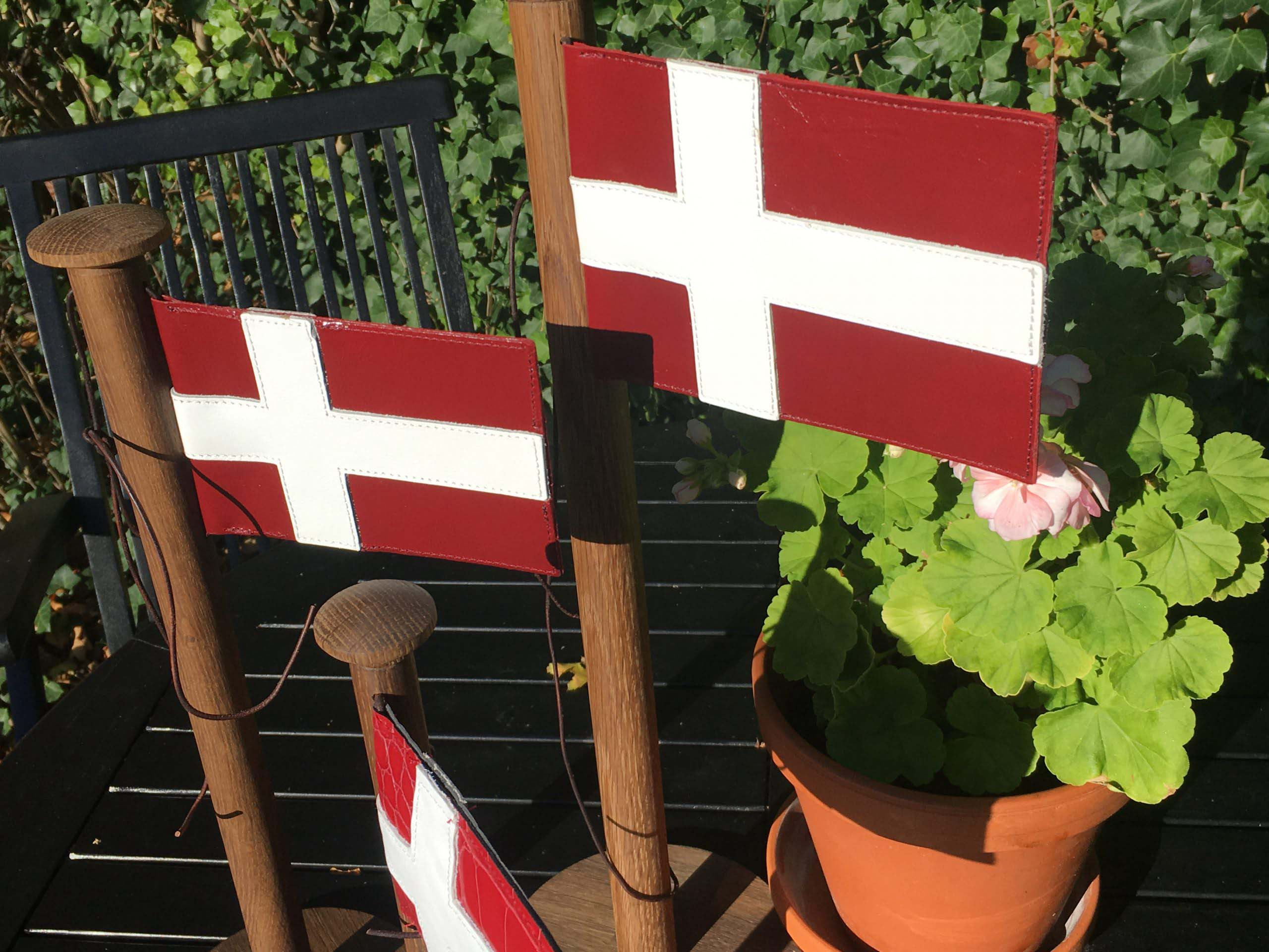 Bordflag, røget eg, stor, 48 cm