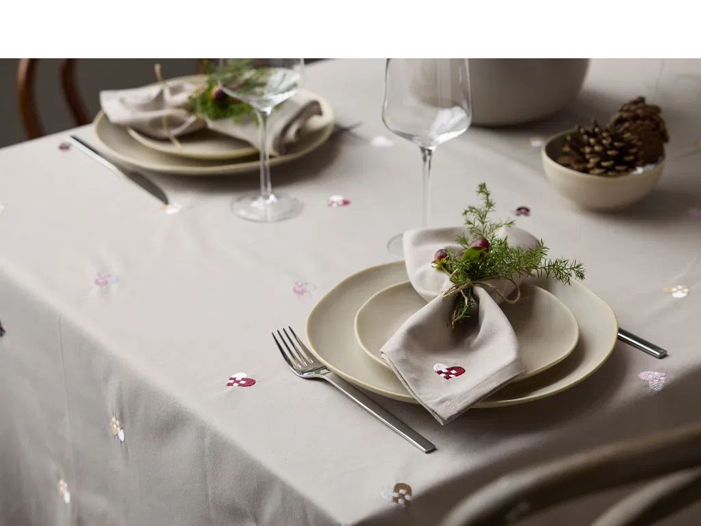 Södahl Christmas Hearts Embroidery Juledug 140 x 220 cm Rose Södahl Christmas Hearts Embroidery Juledug 140 x 220 cm Rose