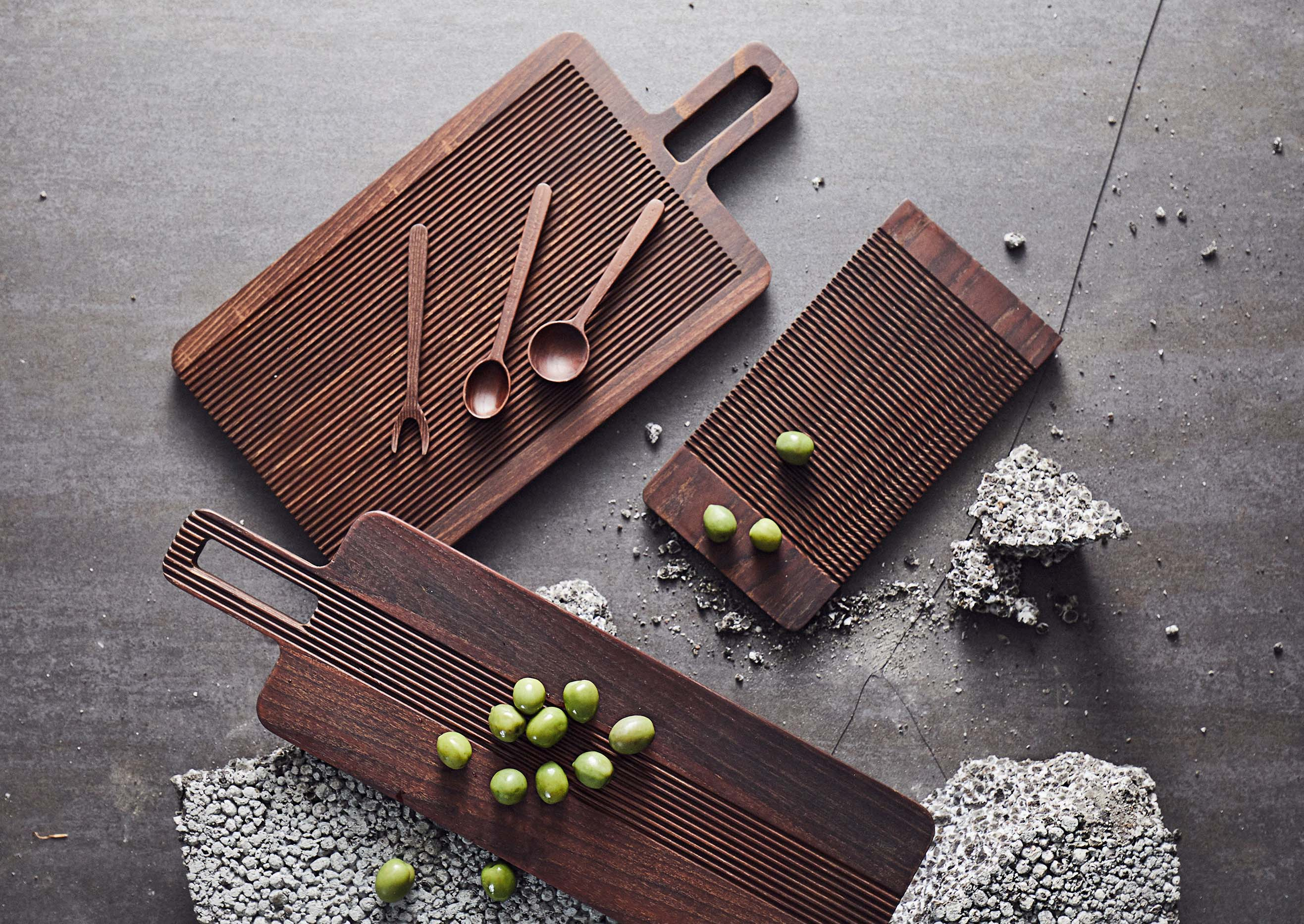 Tapas bræt Yami - Brun Carboniseret Ask - 49x15xH1,8 cm Tapas bræt Yami - Brun Carboniseret Ask - 49x15xH1,8 cm