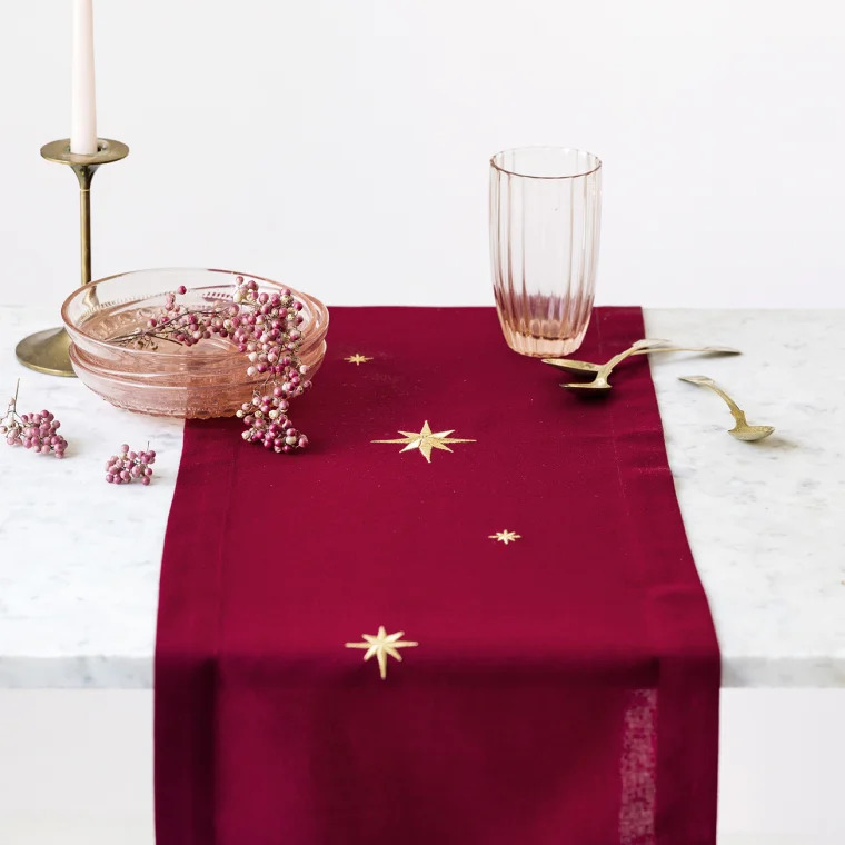Langkilde & Søn Rød bordløber med guldstjerner, 30x175cm Langkilde & Søn Rød bordløber med guldstjerner, 30x175cm