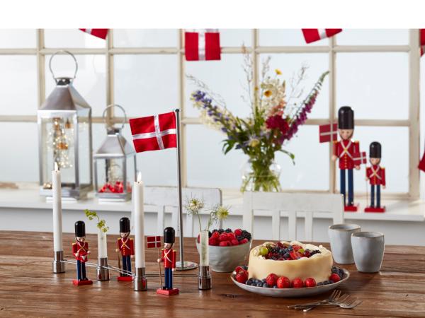 Celebrate Garder med flag 11 x 11 x 38 cm Rød/Sort*