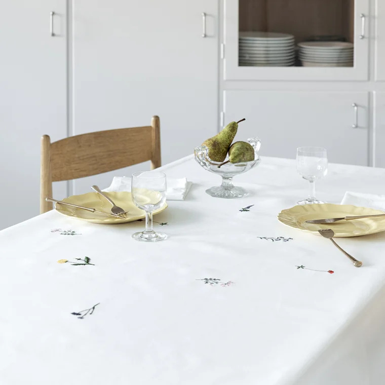 Langkilde & Søn Floradugen 135 x 240 cm – Broderier med blomster og historie Langkilde & Søn Floradugen 135 x 240 cm – Broderier med blomster og historie