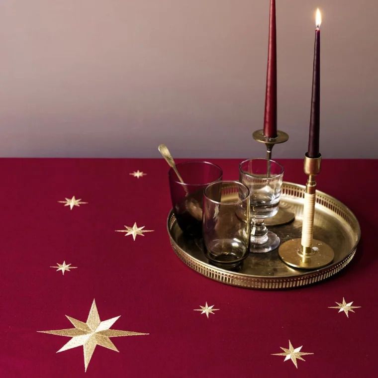 Langkilde & Søn Rød dug med guldstjerner, 140x340cm Langkilde & Søn Rød dug med guldstjerner, 140x340cm