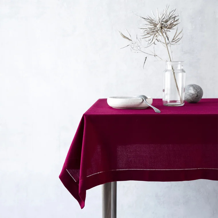 Langkilde & Søn Rød stofdug med hulsøm, 140 x 240cm Langkilde & Søn Rød stofdug med hulsøm, 140 x 240cm