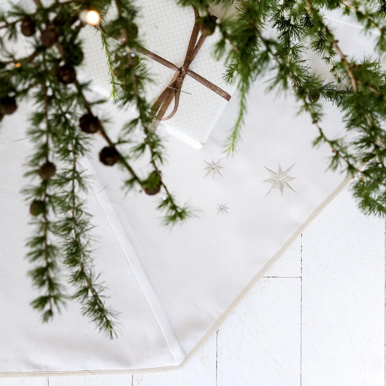 Langkilde & Søn Juletræstæppe med broderede sølvstjerner Ø170 cm Langkilde & Søn Juletræstæppe med broderede sølvstjerner Ø170 cm