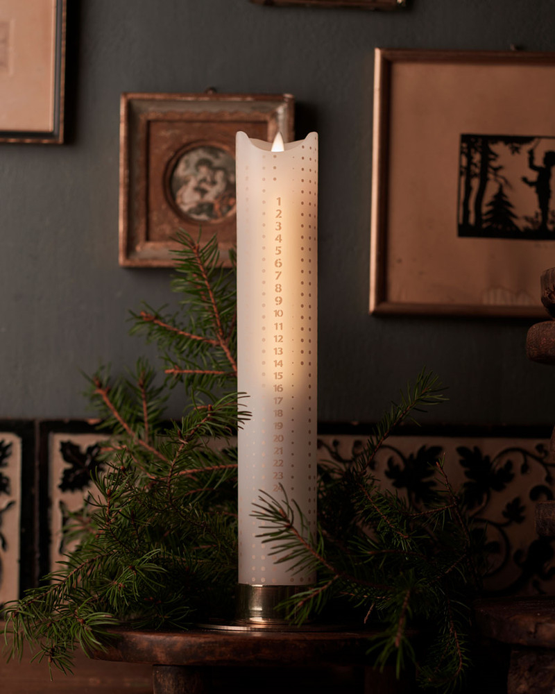 Sara Kalenderlys, H 29cm, guld dots inkl. fjernbetjening* Sara Kalenderlys, H 29cm, guld dots inkl. fjernbetjening*