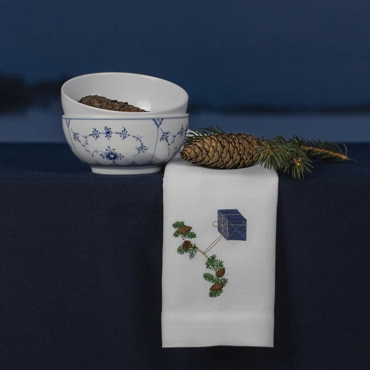 Langkilde & Søn Juleserviet i stof med blå gave Langkilde & Søn Juleserviet i stof med blå gave