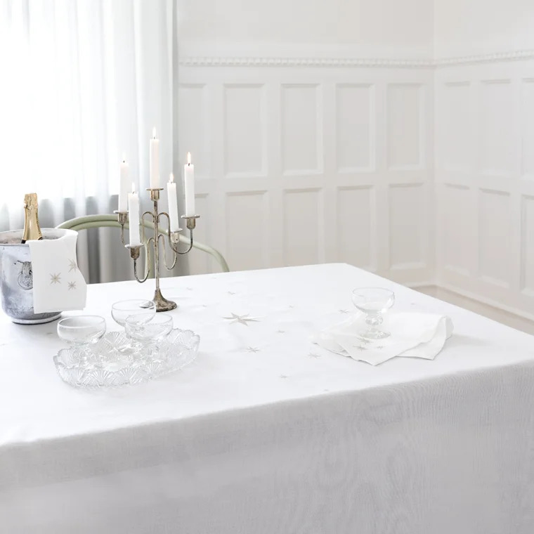 Langkilde & Søn Sølvstjernedug - 140 x 340 cm Langkilde & Søn Sølvstjernedug - 140 x 340 cm