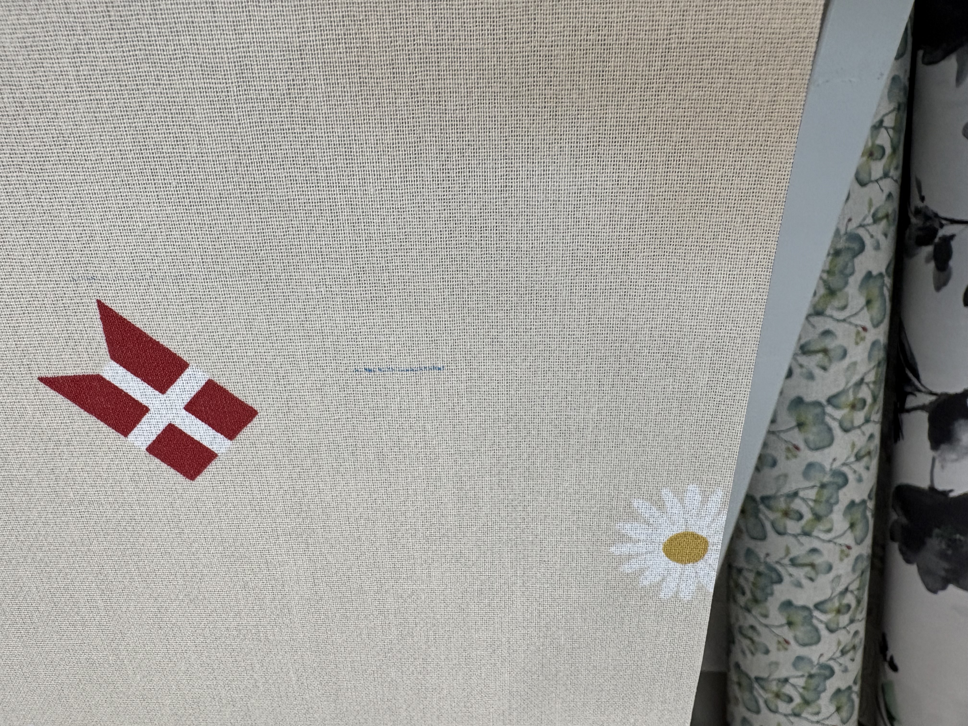 Södahl Tillykke Fødselsdags Akryldug med antislip Rød - i metermål. 2. sortering