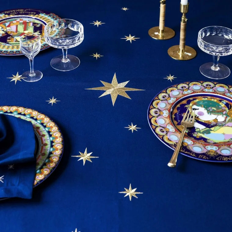 Blå dug med guldstjerner, 135x340cm Blå dug med guldstjerner, 135x340cm