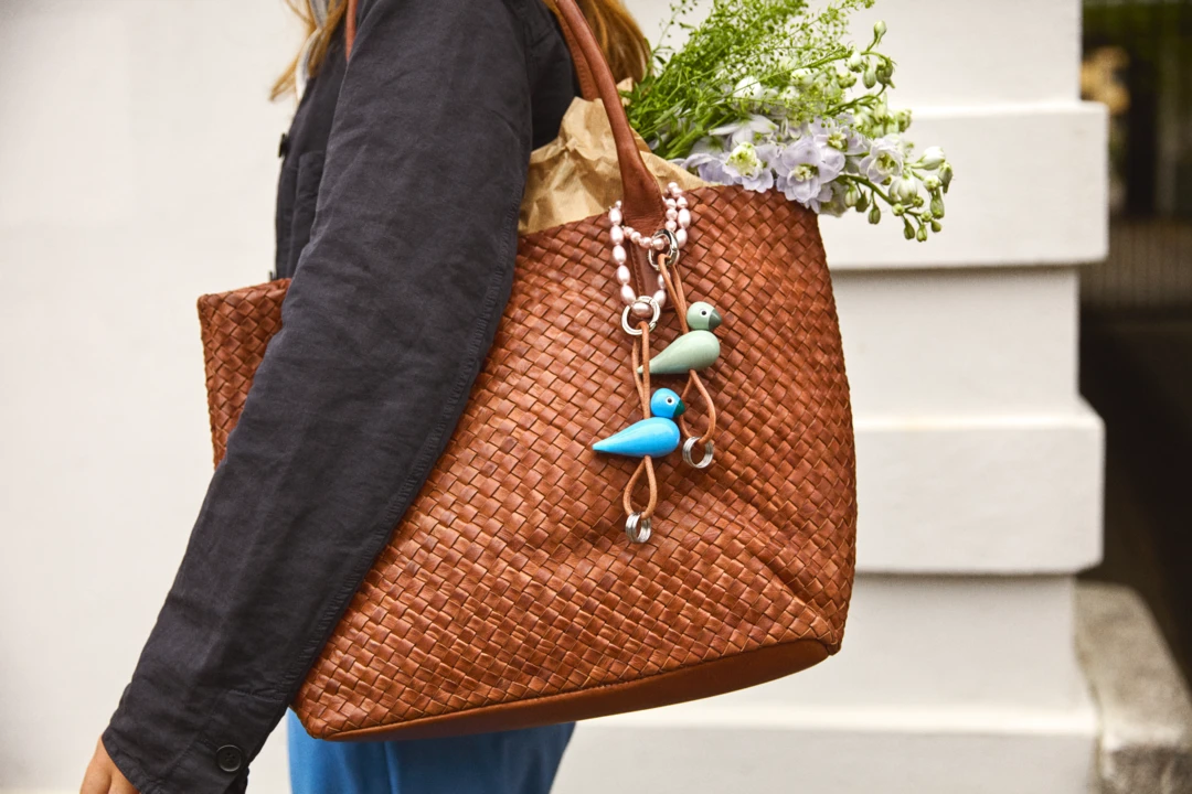 Kay Bojesen Fugl sølvtonet metal nøglering med naturlæder blå