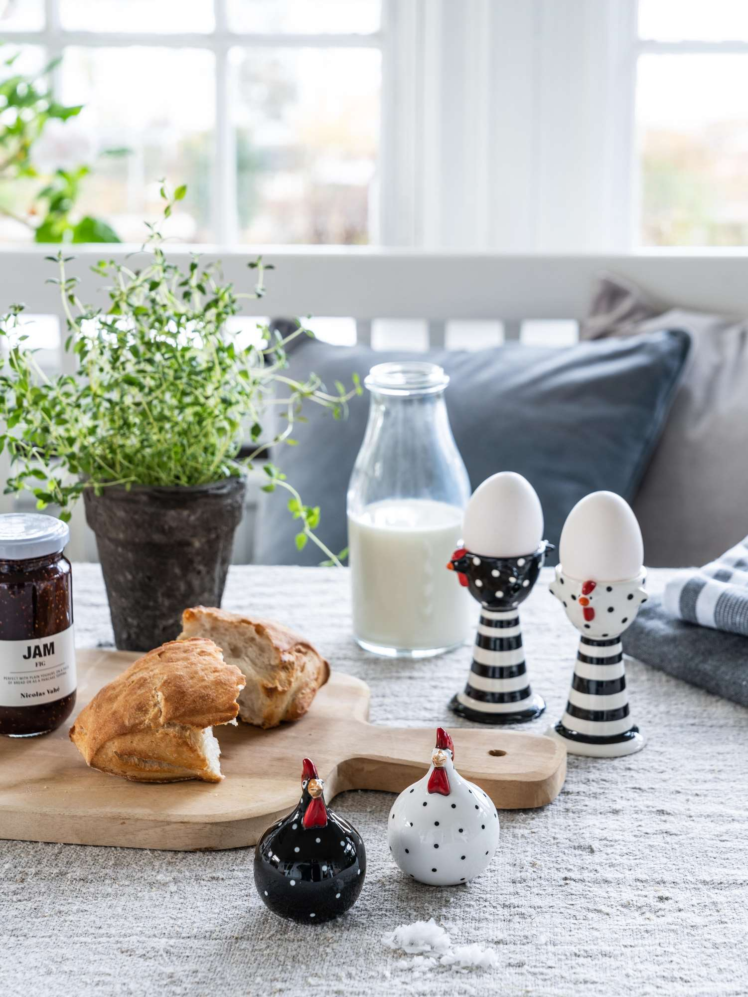 Æggebægere med Høns 2stk black/white H10.5cm Æggebægere med Høns 2stk black/white H10.5cm