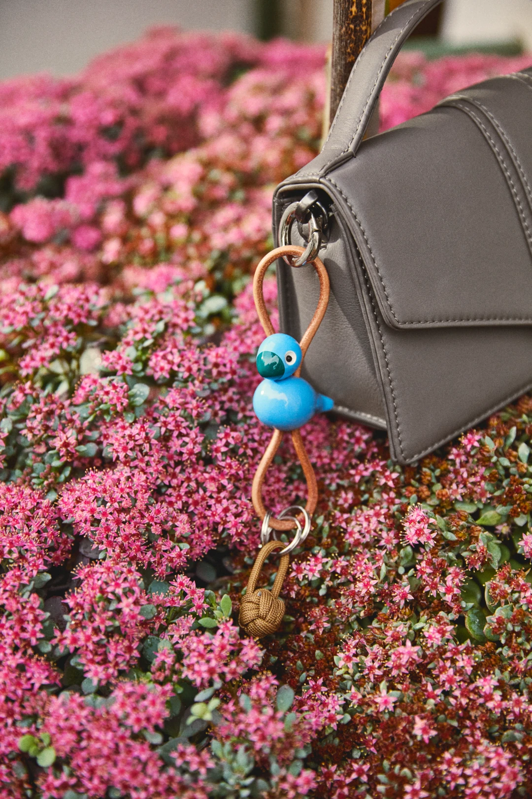 Kay Bojesen Fugl sølvtonet metal nøglering med naturlæder blå