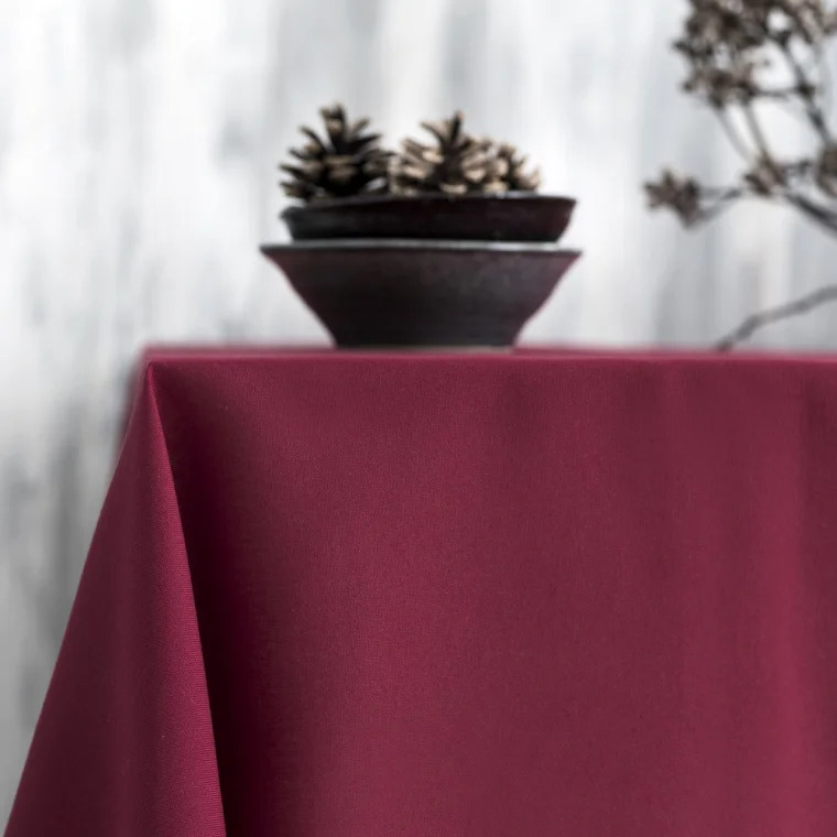 Langkilde & Søn Rød stofdug med hulsøm, 140 x 240cm Langkilde & Søn Rød stofdug med hulsøm, 140 x 240cm