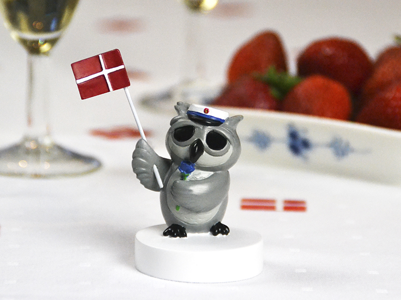 Bordflag, ugle med blå rose Bordflag, ugle med blå rose