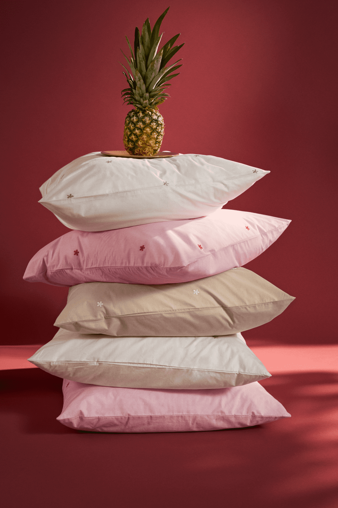 Daisy Sengetøj 140x200 cm pink/rød Daisy Sengetøj 140x200 cm pink/rød