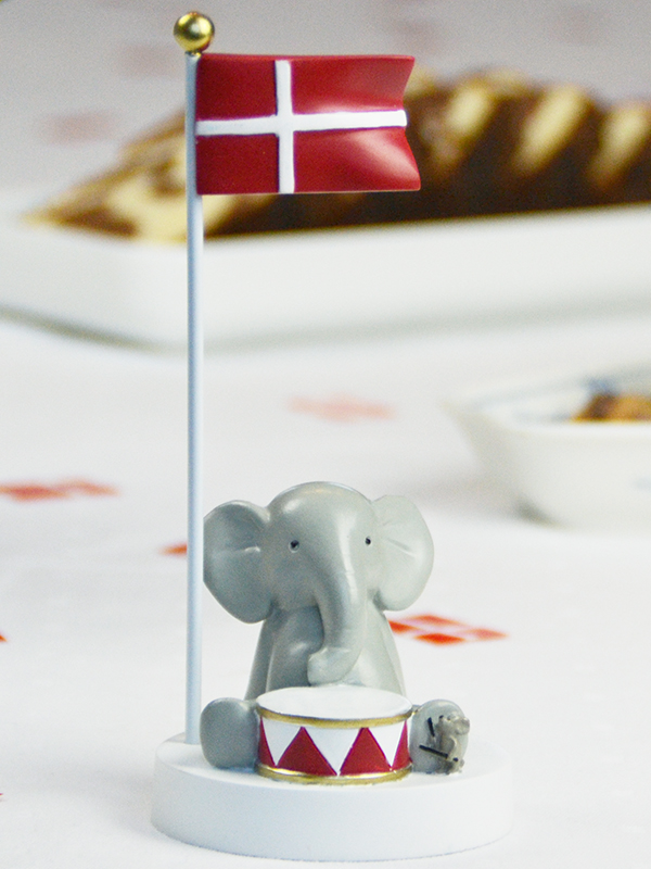 Bordflag, elefant med tromme Bordflag, elefant med tromme