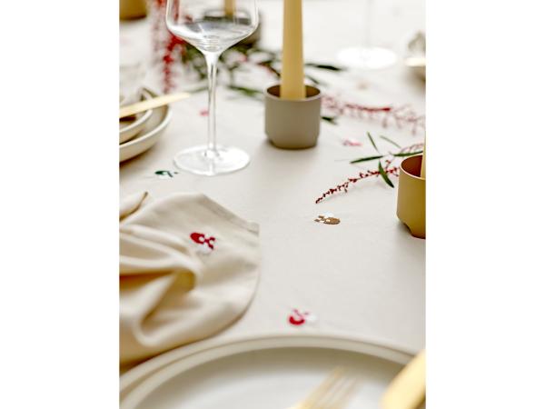 Södahl Christmas Hearts Embroidery Dug 140 x 220 cm Rød* Södahl Christmas Hearts Embroidery Dug 140 x 220 cm Rød*