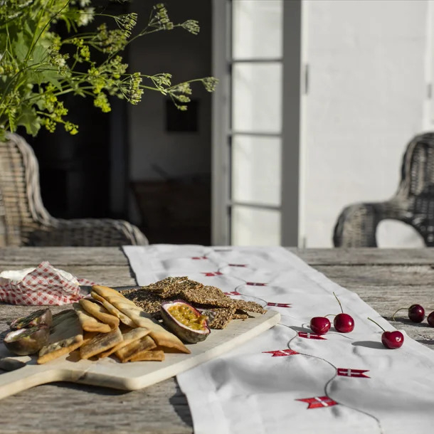 Langkilde & Søn Bordløber med dannebrog, 30 x 300cm Langkilde & Søn Bordløber med dannebrog, 30 x 300cm