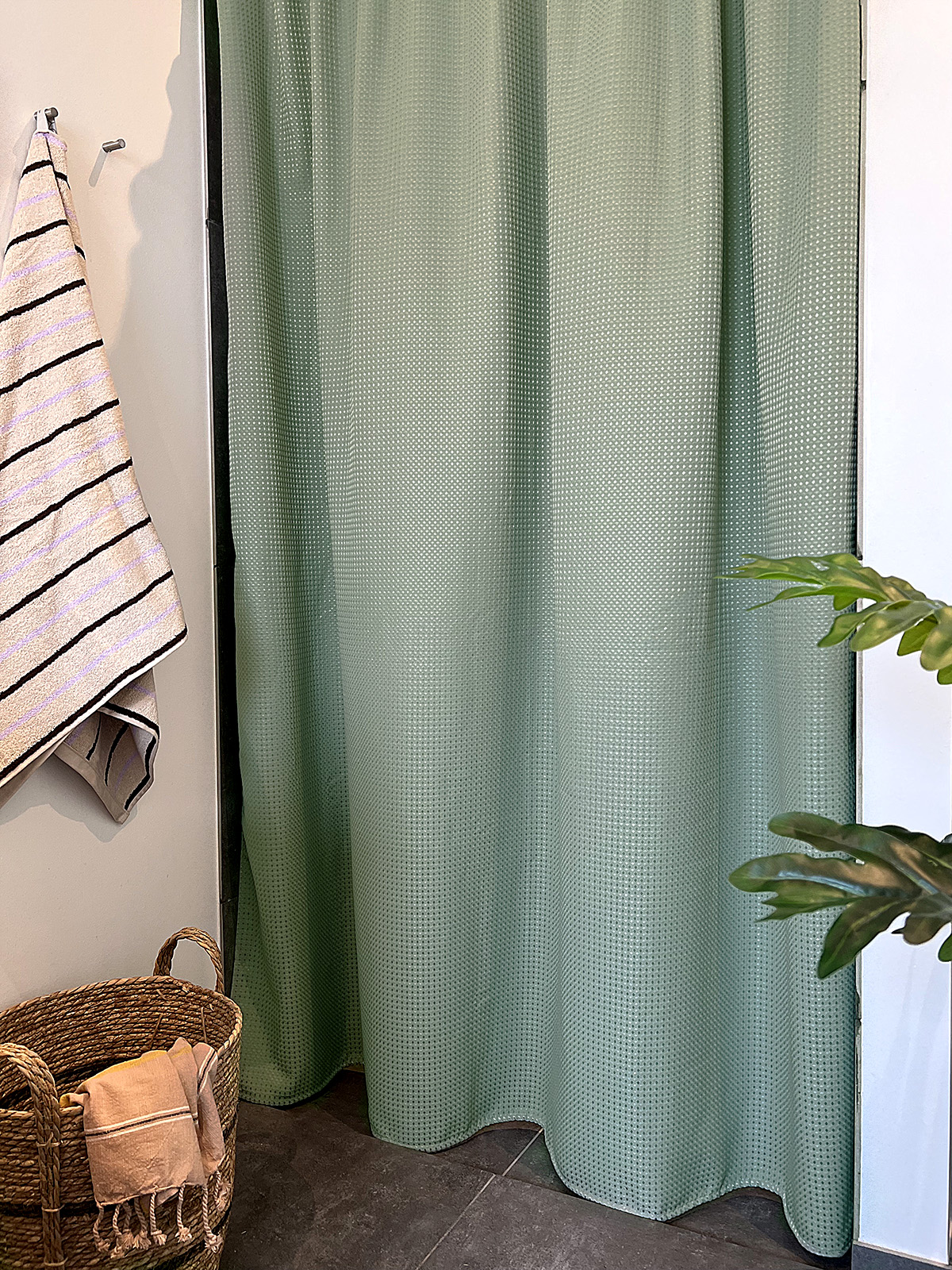 MOUD Home WAFFLE Badeforhæng i army grøn - 180x200 cm MOUD Home WAFFLE Badeforhæng i army grøn - 180x200 cm