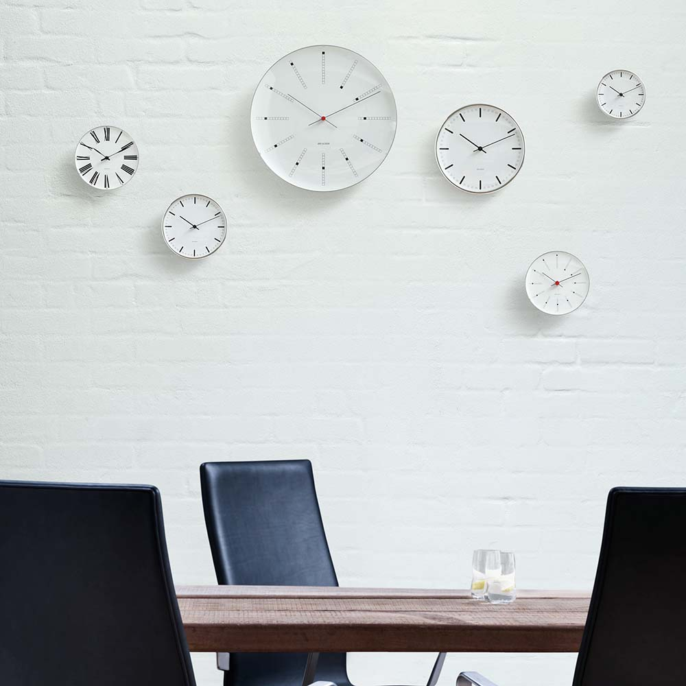 Arne Jacobsen Bankers Vægur Ø29 cm hvid/sort/rød