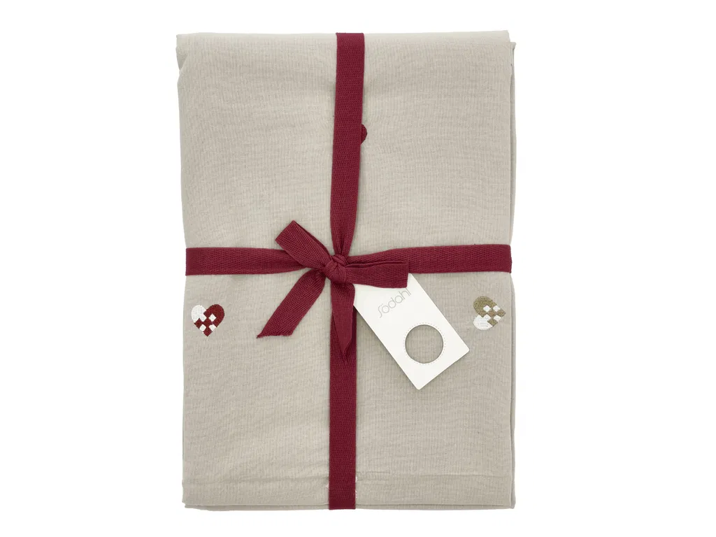 Södahl Christmas Hearts Embroidery Juledug 140 x 270 cm Rose Södahl Christmas Hearts Embroidery Juledug 140 x 270 cm Rose