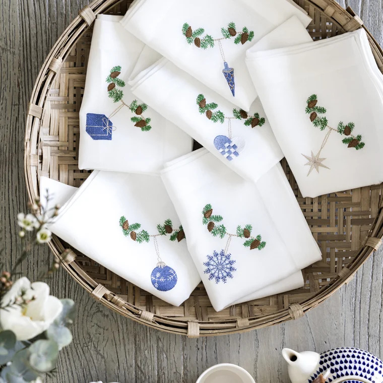 Langkilde & Søn 6 stk Juleservietter med blå motiver i stof Langkilde & Søn 6 stk Juleservietter med blå motiver i stof