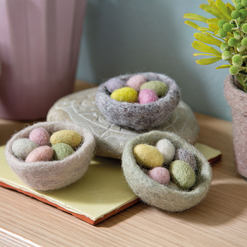 Nest with Mini Eggs - Set of 3 pcs. Nest with Mini Eggs - Set of 3 pcs.