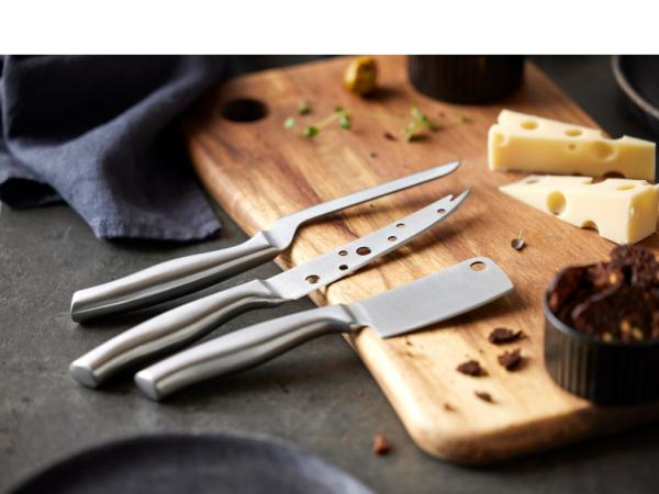 HOLM Ostebræt med 3 knive Akacietræ og stål HOLM Ostebræt med 3 knive Akacietræ og stål