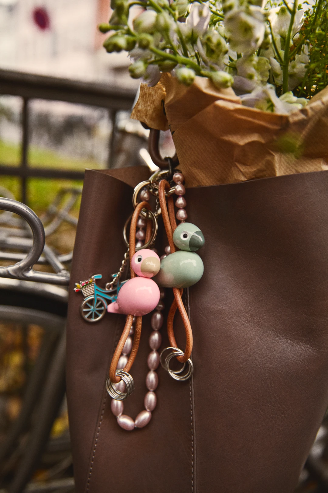 Kay Bojesen Fugl sølvtonet metal nøglering med naturlæder rosa