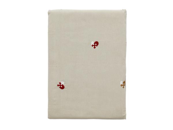 Södahl Christmas Hearts Embroidery Dug 140 x 220 cm Rød* Södahl Christmas Hearts Embroidery Dug 140 x 220 cm Rød*