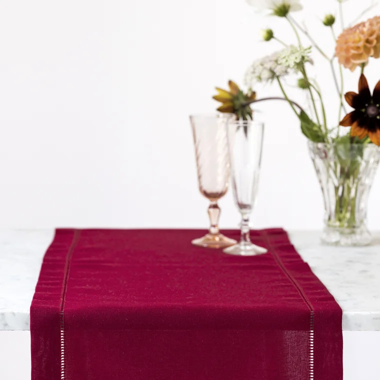 Langkilde & Søn Rød bordløber med hulsøm, 30x175cm Langkilde & Søn Rød bordløber med hulsøm, 30x175cm