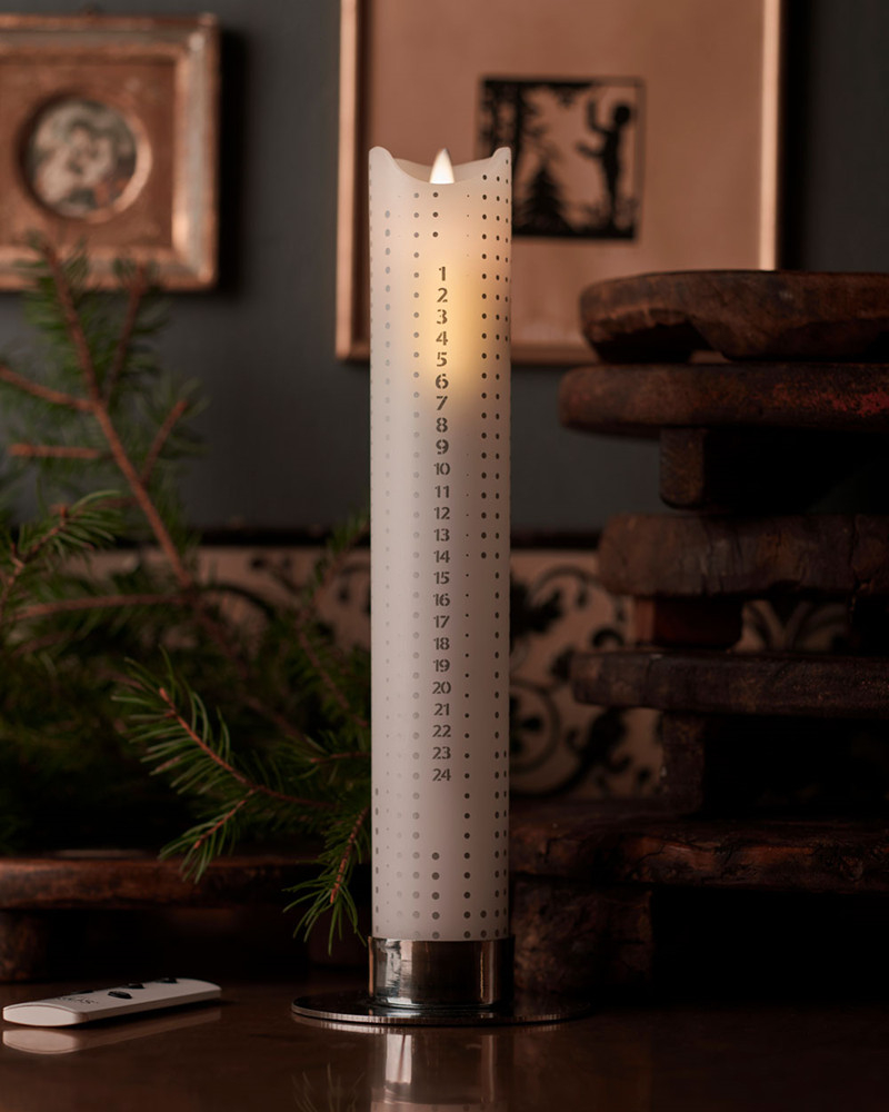 Sara Kalenderlys, H 29cm, sølv dots inkl. fjernbetjening Sara Kalenderlys, H 29cm, sølv dots inkl. fjernbetjening