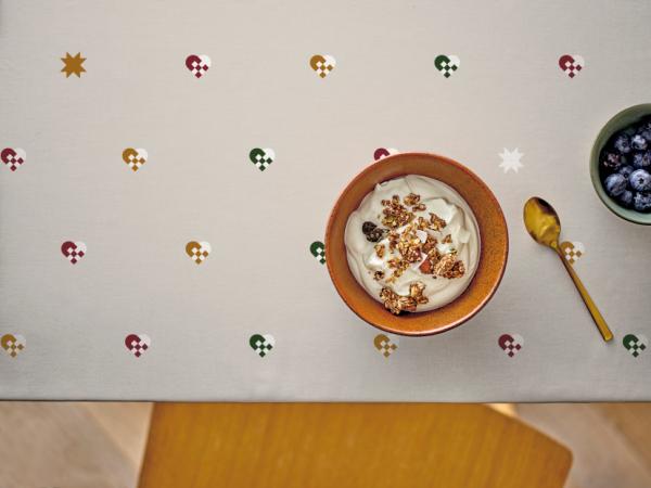 Södahl Christmas Hearts Akryldug med antislip Rød - i metermål* Södahl Christmas Hearts Akryldug med antislip Rød - i metermål*