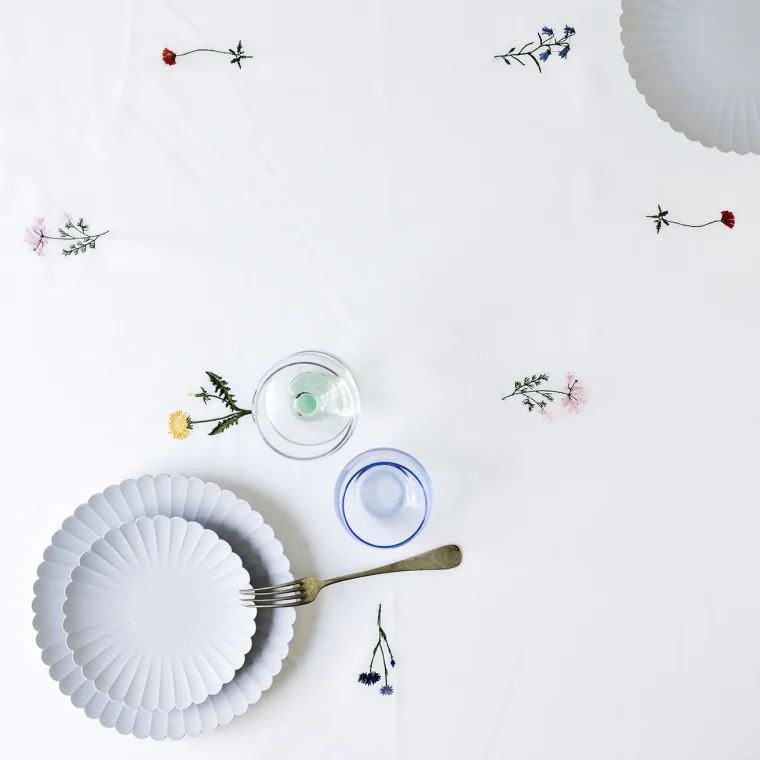 Langkilde & Søn Floradugen 135 x 240 cm – Broderier med blomster og historie Langkilde & Søn Floradugen 135 x 240 cm – Broderier med blomster og historie