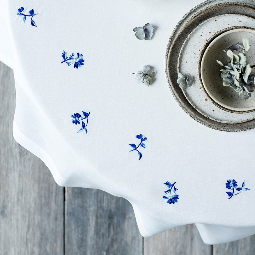 Langkilde & Søn Rund dug med Blå Blomst Ø120cm Langkilde & Søn Rund dug med Blå Blomst Ø120cm