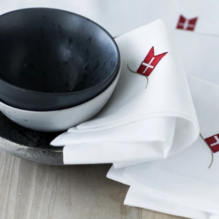 Langkilde & Søn Fødselsdagsserviet i stof med dannebrog Langkilde & Søn Fødselsdagsserviet i stof med dannebrog