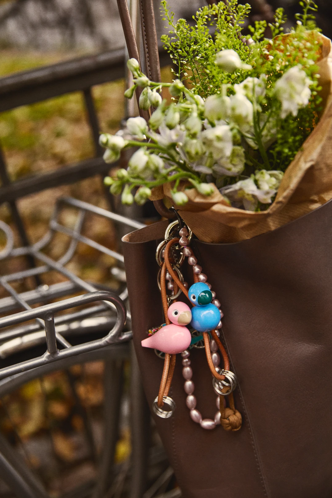 Kay Bojesen Fugl sølvtonet metal nøglering med naturlæder blå