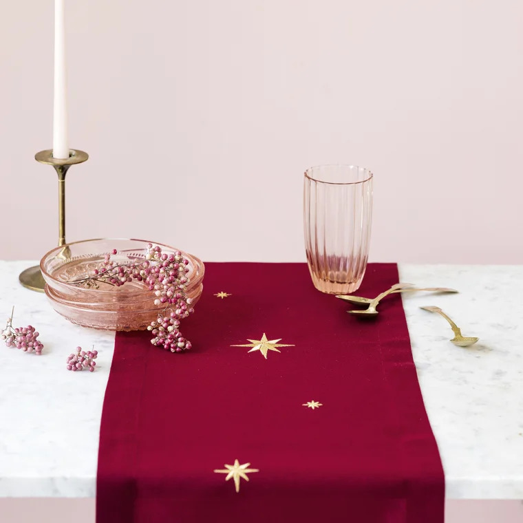 Langkilde & Søn Rød bordløber med guldstjerner, 30x175cm Langkilde & Søn Rød bordløber med guldstjerner, 30x175cm