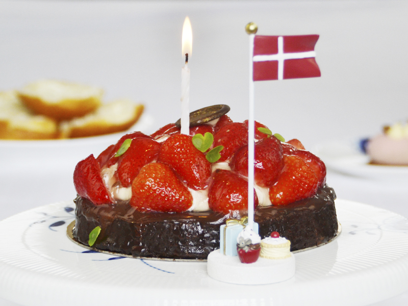 Bordflag, kager og pakke