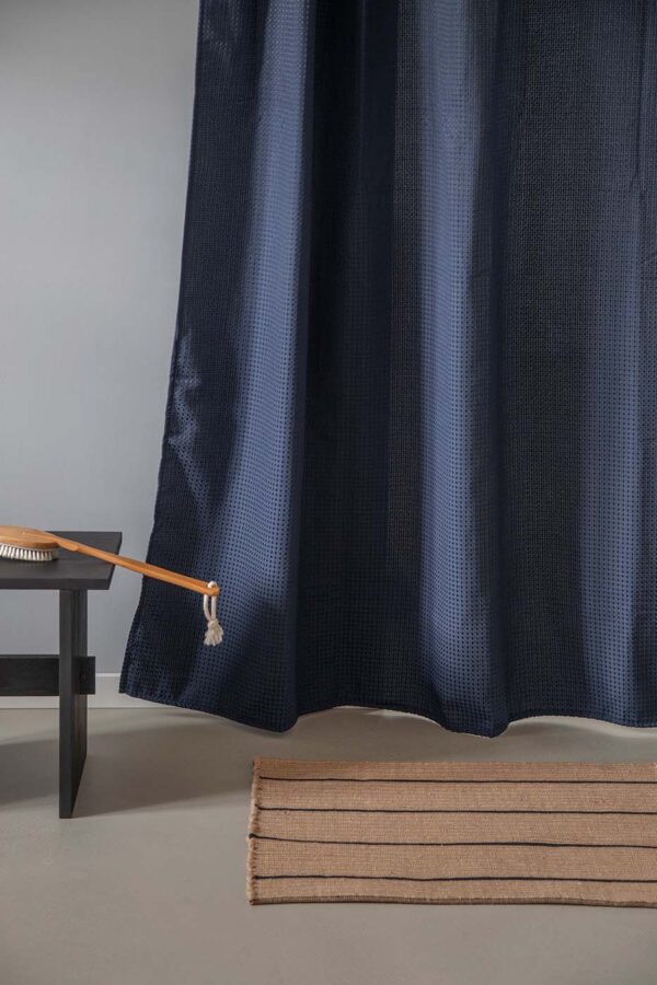MOUD Home WAFFLE Badeforhæng i mørk blå - 180x220 cm